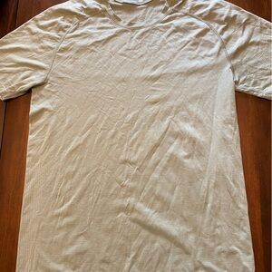 Lululemon men’s Metal Vent Tech short sleeve shirt